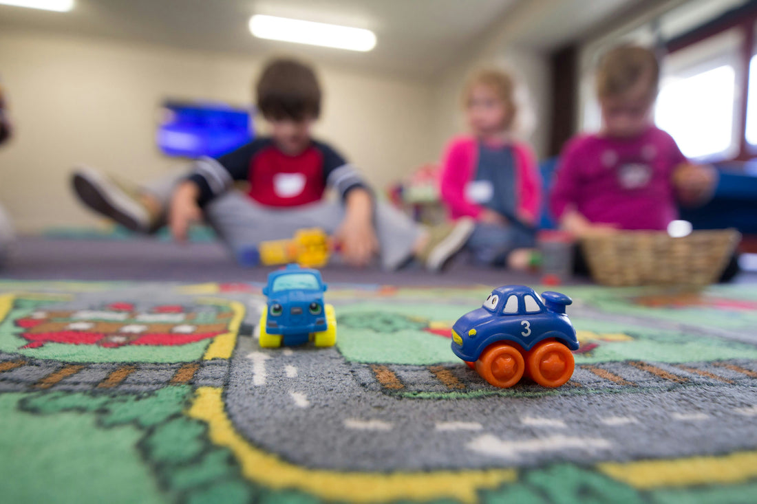 Barn og forelder ved barnehagestart